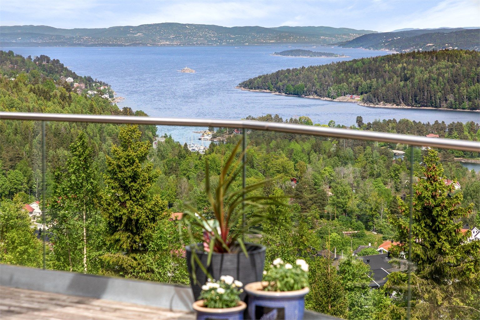 Glassrekkverk gjør at usikten nyes sittende og liggende 