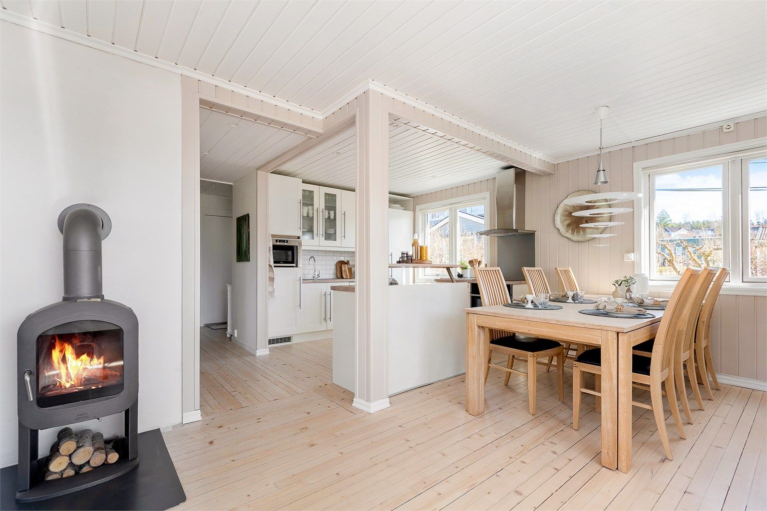 Adkomst fra entre til stue/spisestue og kjøkken.