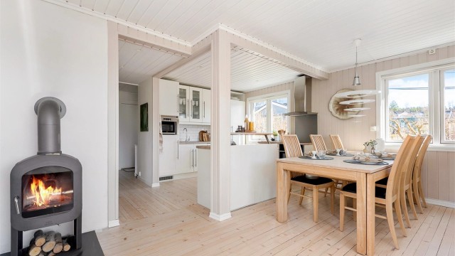 Adkomst fra entre til stue/spisestue og kjøkken.