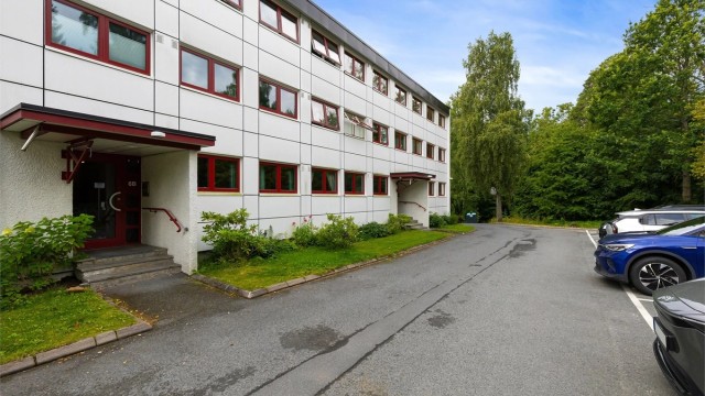 Her bor dere i et sentralt og hyggelig nabolag med nærhet til det du trenger i hverdagen som butikker, T-bane og buss