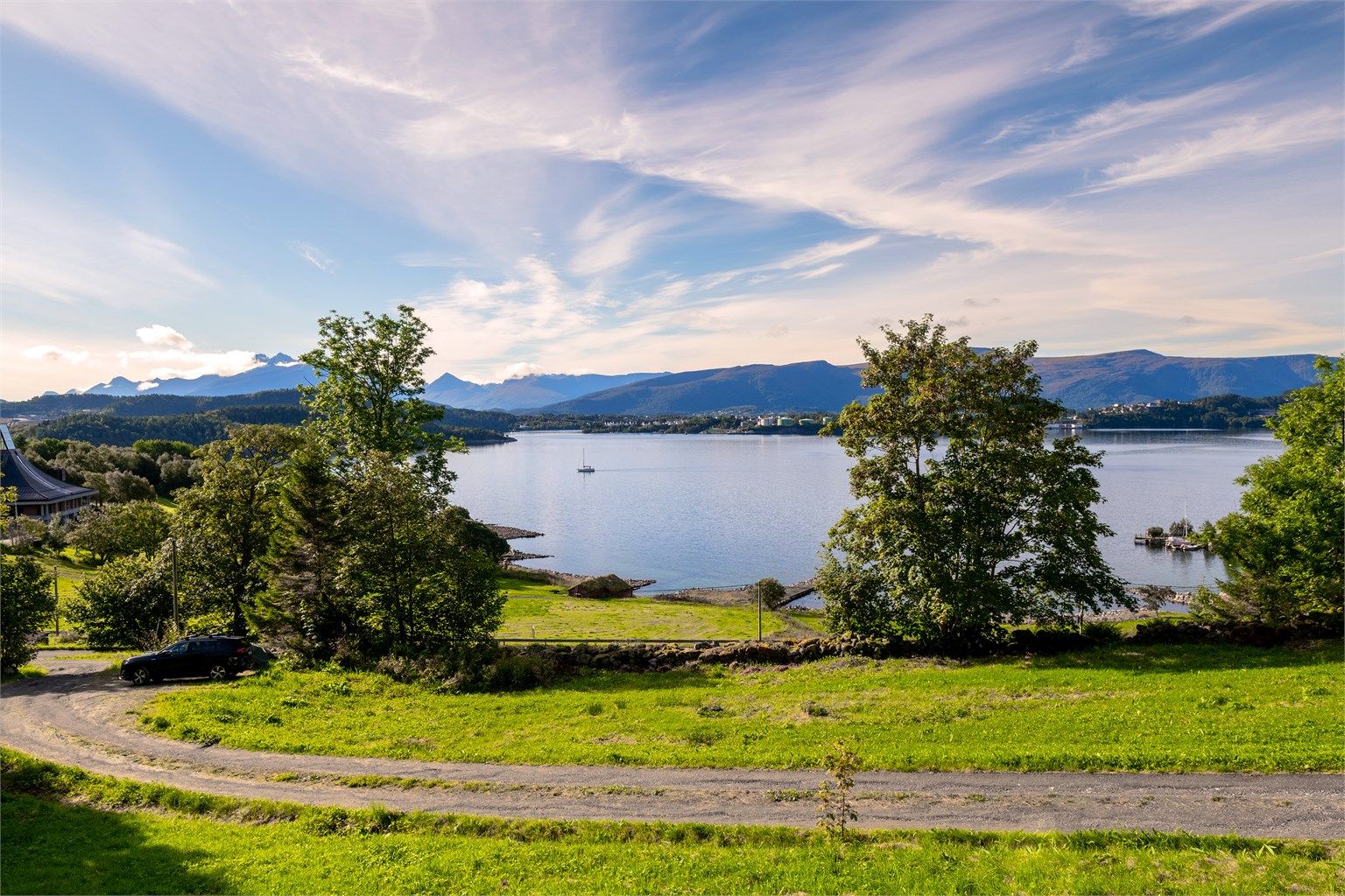 Kulturlandskapet i Slotsvika strekker seg ned mot fjorden.