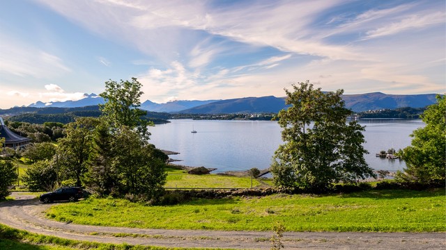 Kulturlandskapet i Slotsvika strekker seg ned mot fjorden.
