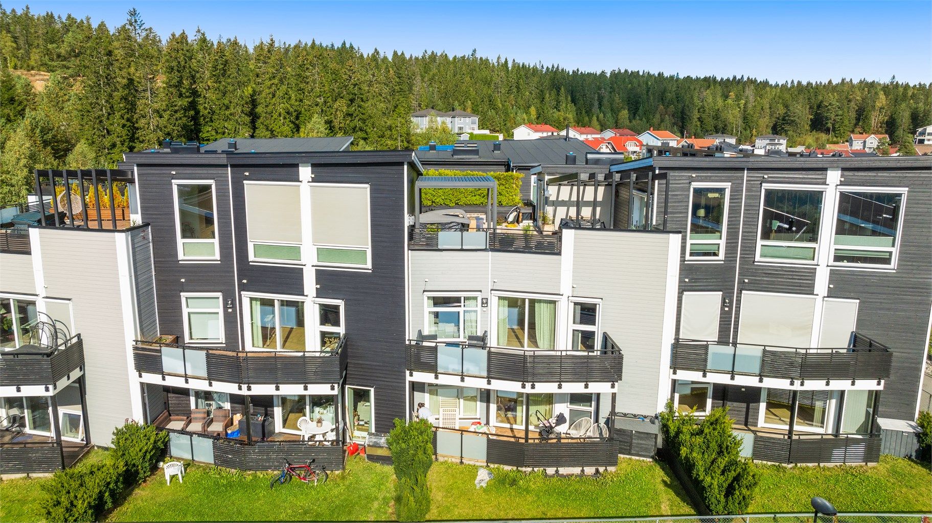 Leiligheten ligger fint til i 2. etasje, med flotte turområder som nærmeste nabo 