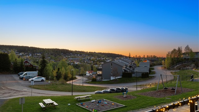 Her bor du rolig med kort vei til barnehager og skole.