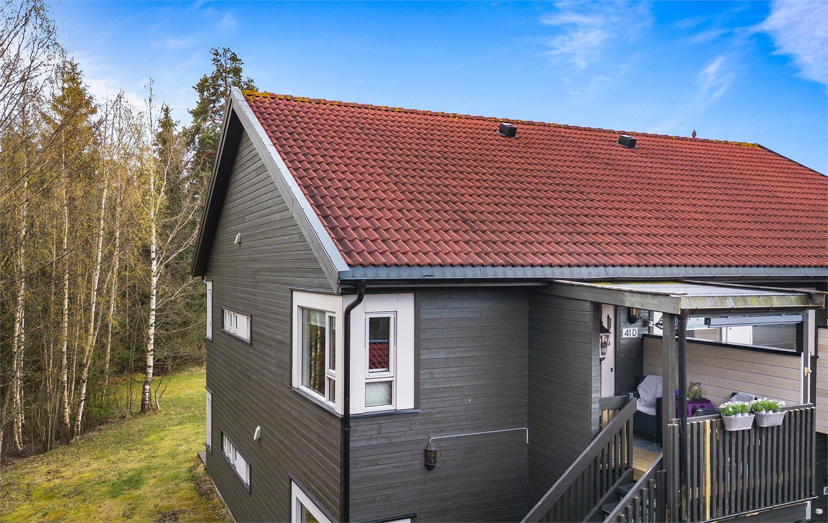 Leiligheten ligger i andre etasje, i rolige omgivelser. 