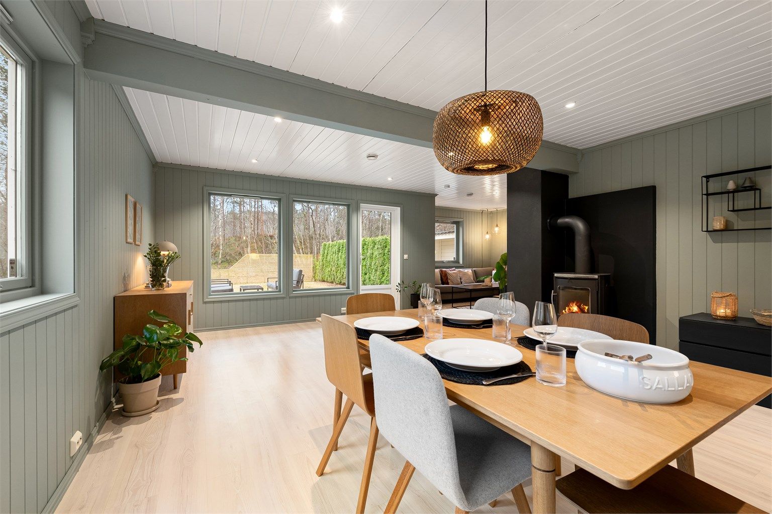 Store vindusflater gir rikelig med naturlig lys og en fin kontakt med hagen utenfor.