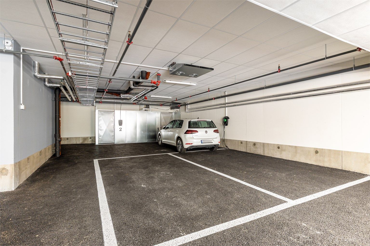  I kjelleren finner du 2 garasjeplasser etter hverandre, samt elbillader og godt med bodplass