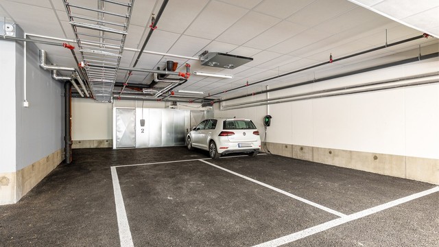 I kjelleren finner du 2 garasjeplasser etter hverandre, samt elbillader og godt med bodplass