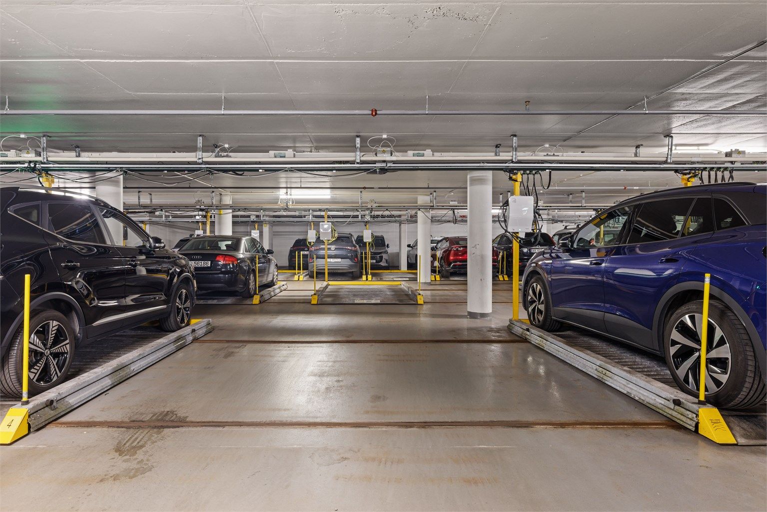 Leiligheten disponerer  egen parkeringsplass nr. 18 på automatisk parkeringsplattform i kjelleren.