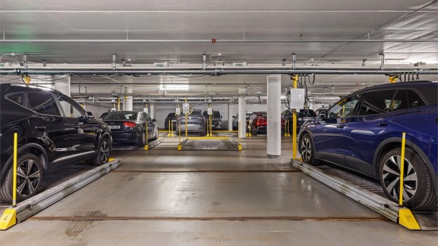Leiligheten disponerer egen parkeringsplass nr. 18 på automatisk parkeringsplattform i kjelleren.