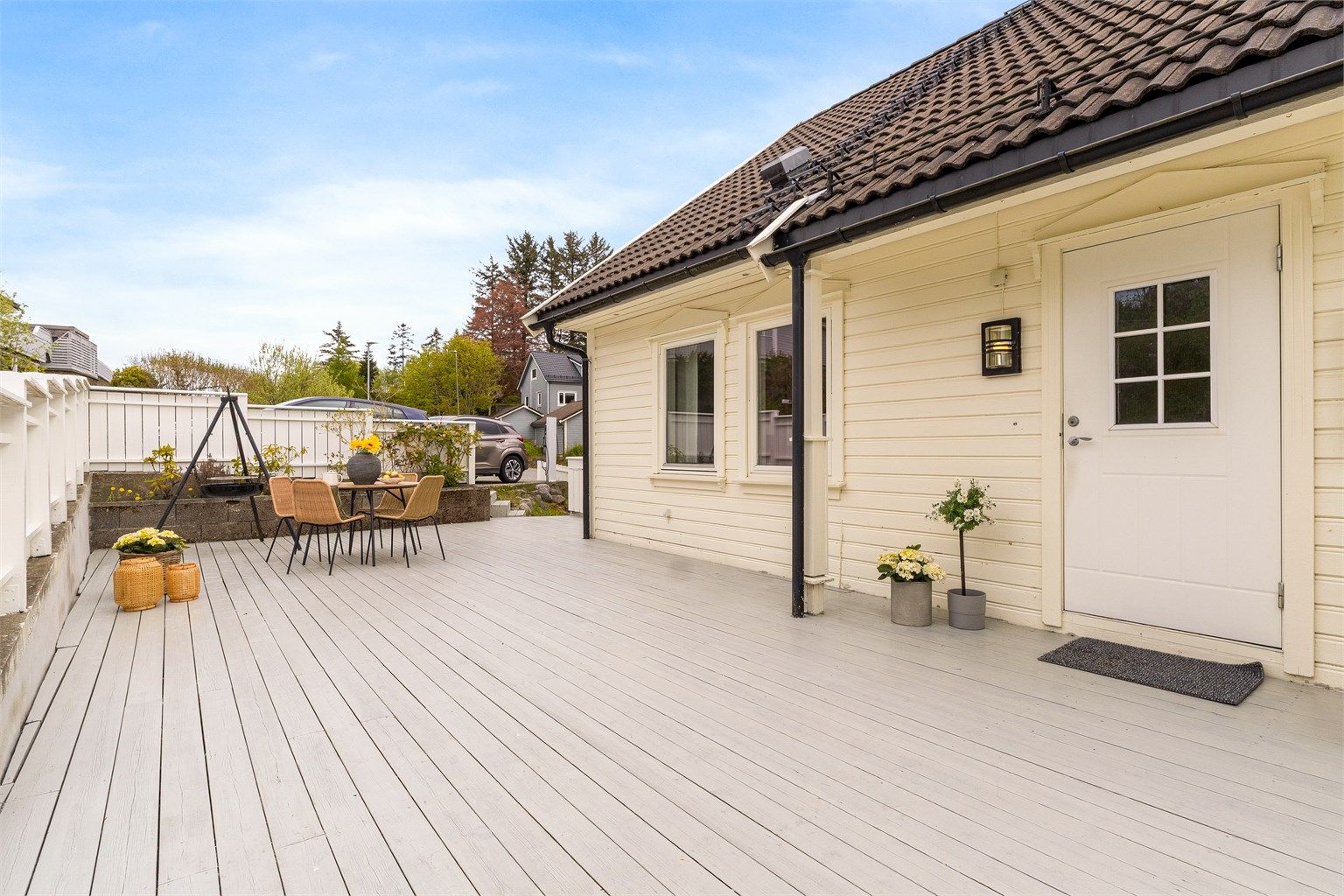 Enderekkehus med stort inngangsparti med platning. 