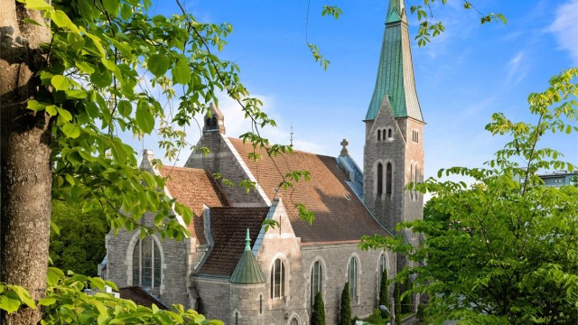 Vakre Fagerborg kirke ligger like på nedsiden av Stensparken.