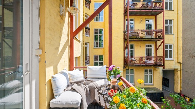Balkongen har gode solforhold med sol fra ca kl. 15 til 19.