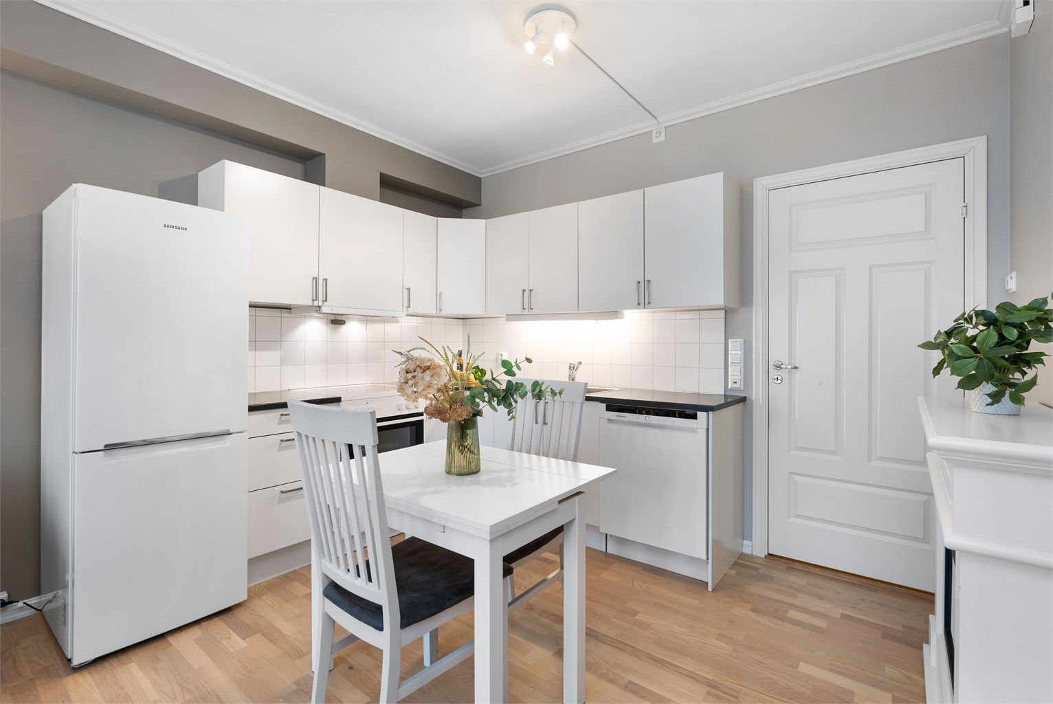 Kjellerleilighet - Kjøkkeninnredning med glatte fronter og benkeplate av laminat