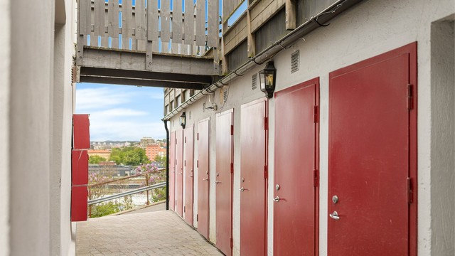 Til leiligheten hører en egen, romslig bod for ekstra lagringsplass.