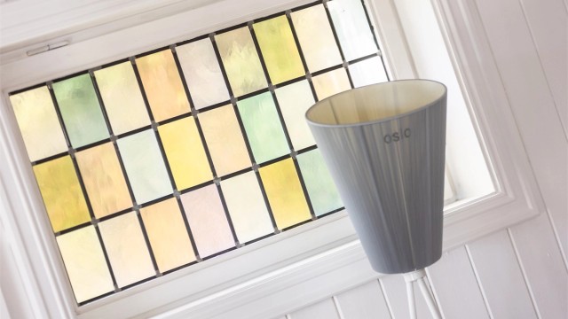 Et eldre, farget glassvindu er bevart som en sjarmerende detalj.