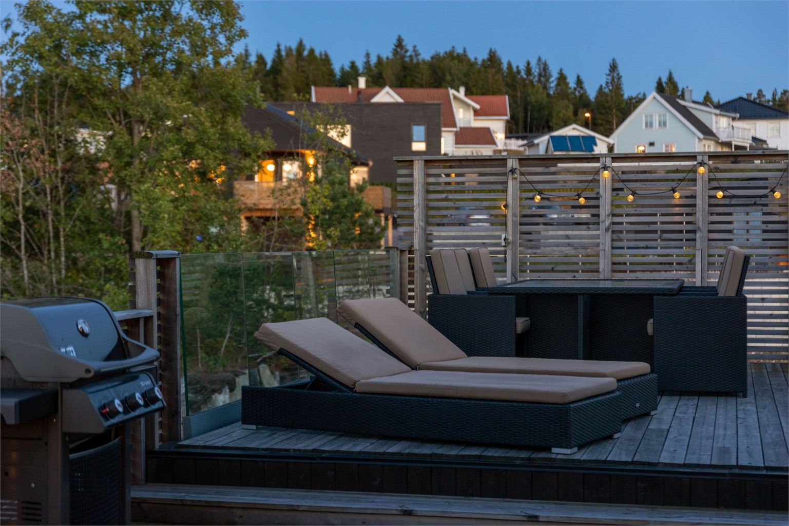 Plass til både solsenger og spisebord for å utnytte uteområdet fullt ut.