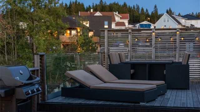 Plass til både solsenger og spisebord for å utnytte uteområdet fullt ut.