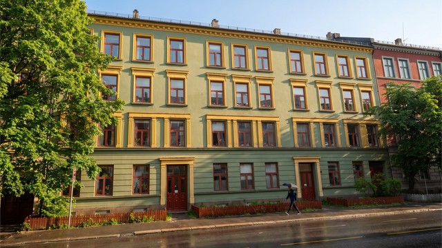 Pen, klassisk fasade mot gaten