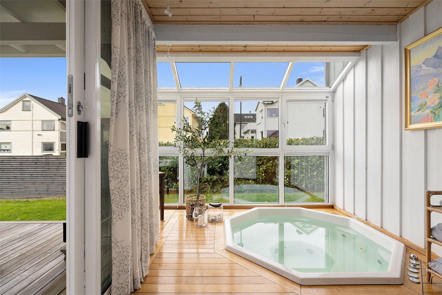Hagestue med Jacuzzi. Herfra har man direkte utgang til terrasse og hage.