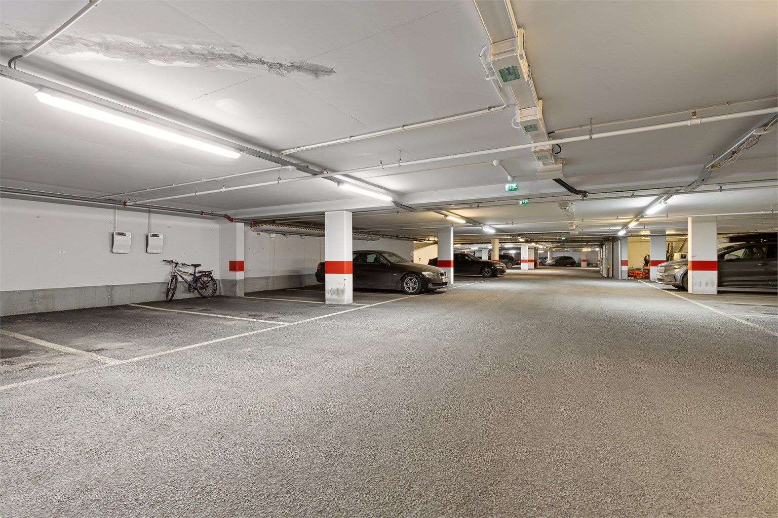 Med leiligheten følger eksklusiv bruksrett til én garasjeplass i felles garasjeanlegg. Det er montert elbil-lader (ladeabonnement må tegnes av ny eier)