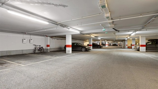 Med leiligheten følger eksklusiv bruksrett til én garasjeplass i felles garasjeanlegg. Det er montert elbil-lader (ladeabonnement må tegnes av ny eier)