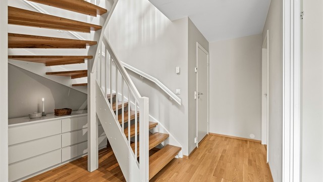 Praktisk plassutnyttelse under trappen i underetasjen.