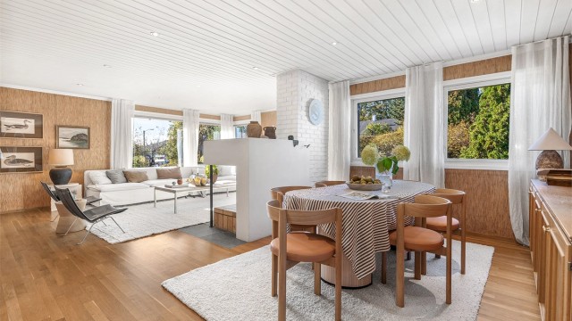 I tillegg til sofagruppen er det god plass til spisestue på motsatt side av peisen