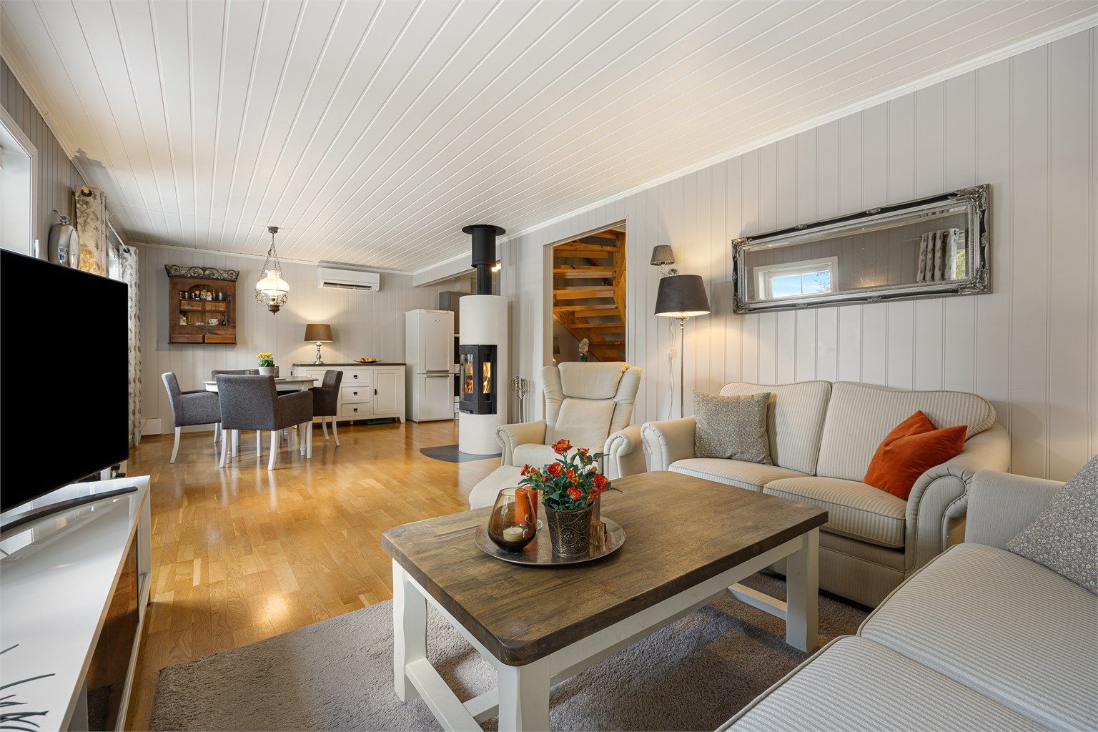 Den åpne løsningen gir en god romfølelse og en naturlig flyt mellom sonene. 