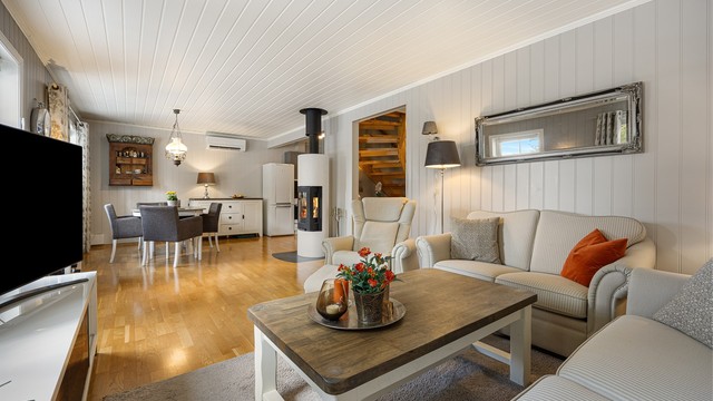 Den åpne løsningen gir en god romfølelse og en naturlig flyt mellom sonene.