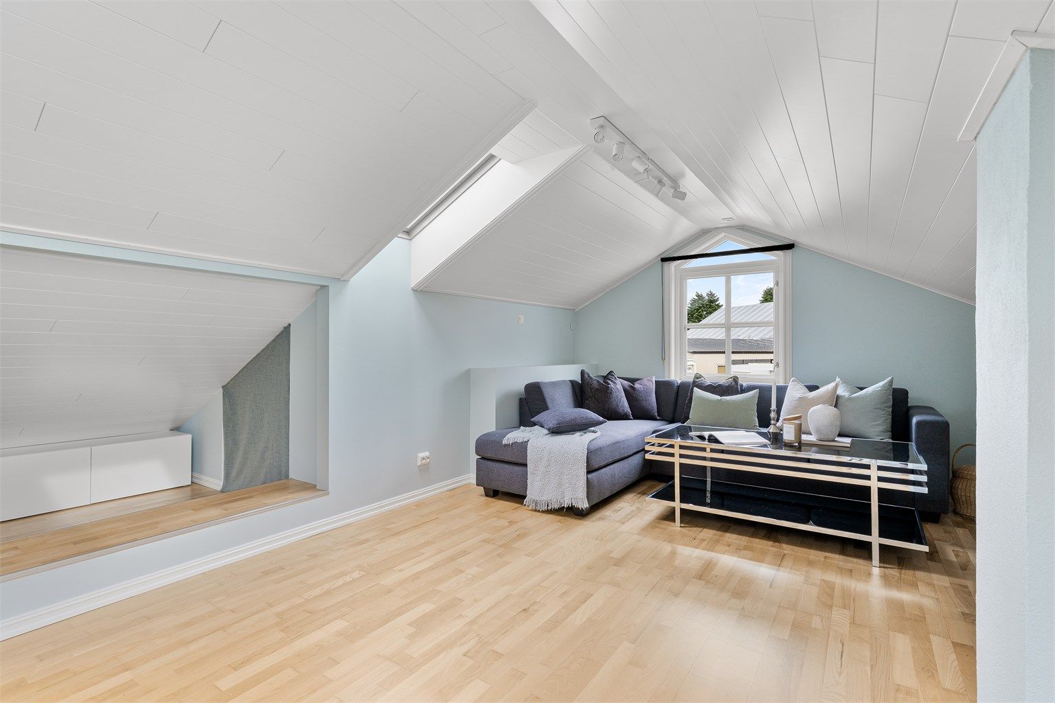 På loft har man en romslig og fin loftstue, hvor man også kan lage seg en kontorplass. 