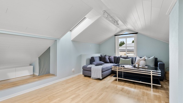 På loft har man en romslig og fin loftstue, hvor man også kan lage seg en kontorplass.