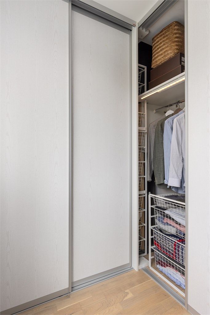 Garderobe på hovedsoverommet medfølger og har god plass til klesoppbevaring