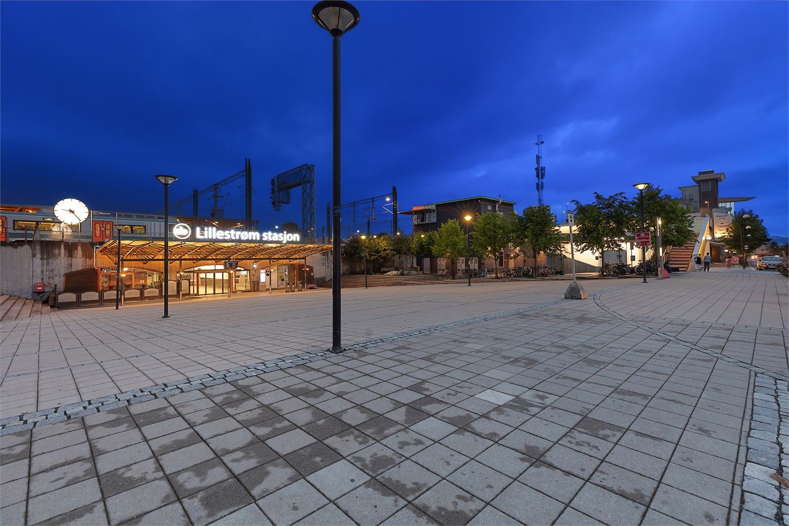 Lillestrøm stasjon er innen gangavstand, ideelt for pendlere til Oslo S og Gardermoen.