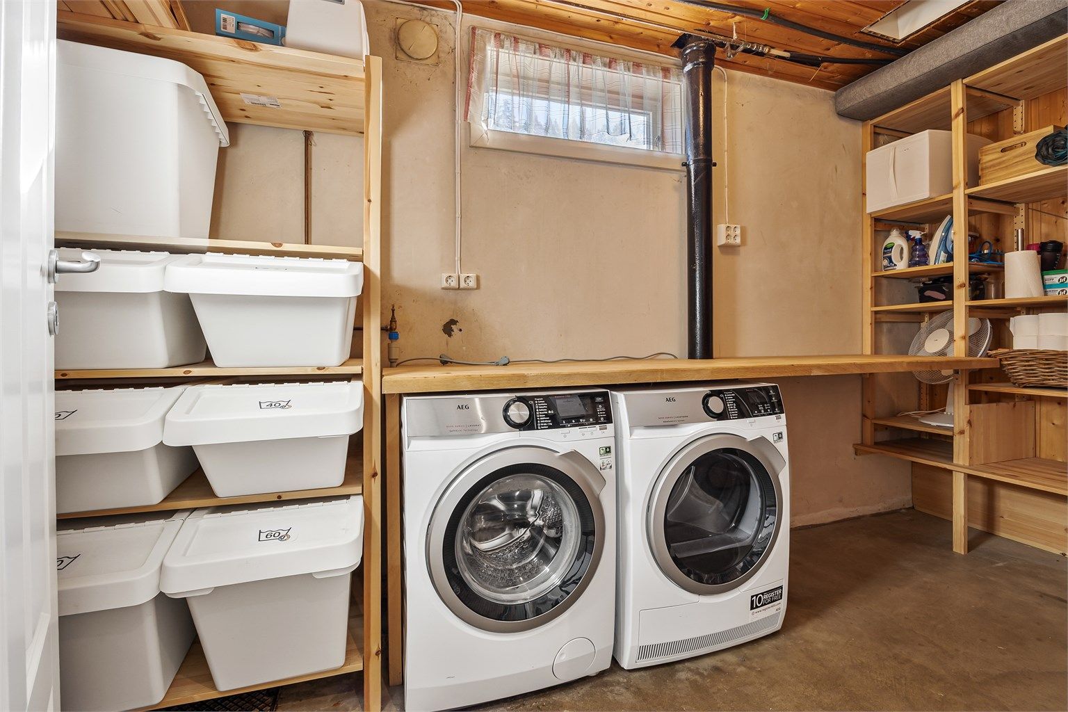 Praktisk, separat vaskerom i underetasjen med opplegg for vaskemaskin.