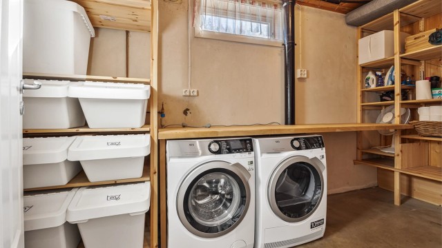 Praktisk, separat vaskerom i underetasjen med opplegg for vaskemaskin.