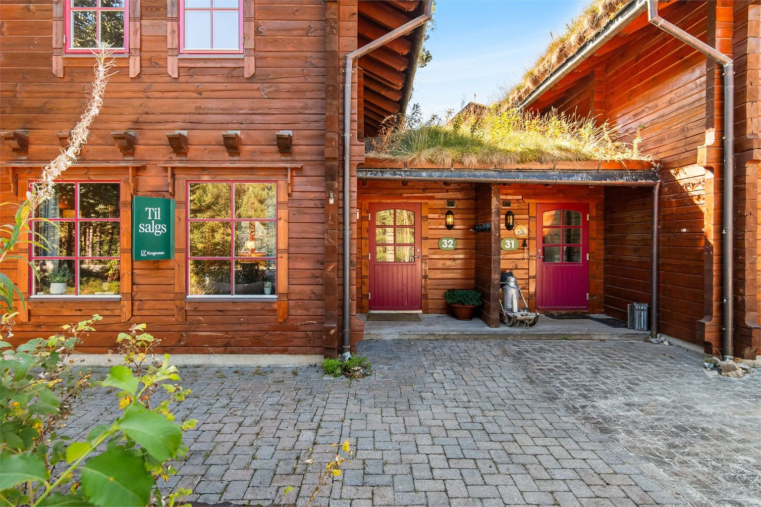 Stensatt uteområde gir et ryddig og lettholdt hyttehold