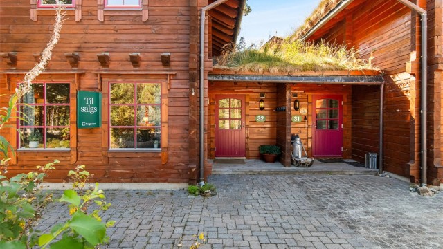 Stensatt uteområde gir et ryddig og lettholdt hyttehold