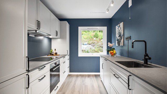Kjøkken med Kvik innredning fra 2021 med profilerte fronter. Benkeplate med laminert overflate med nedfelt kjøkkenvask.