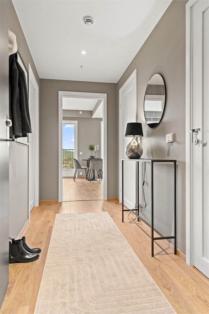 Innvendig preges boligen av en lun og tidløs atmosfære, med vegger malt i den elegante fargen Mohair som skaper en rolig og harmonisk ramme rundt interiøret. 