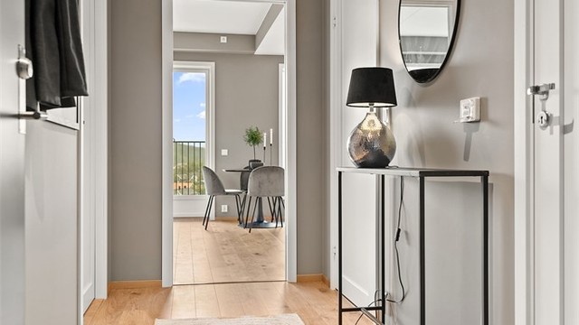 Innvendig preges boligen av en lun og tidløs atmosfære, med vegger malt i den elegante fargen Mohair som skaper en rolig og harmonisk ramme rundt interiøret.