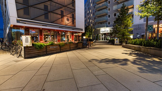 Kort vei til flere restauranter og byens slakter Rosenberg med eget pølsemakeri og catering