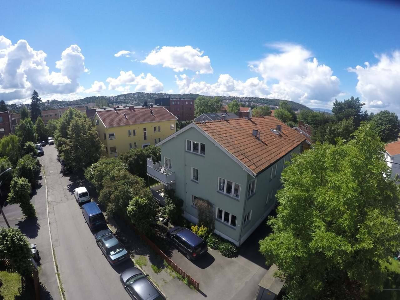 Velkommen til Lensmann Hiorths alle 4! 
Småhusperle i "byen": 4-roms hjørneleilighet i 2. etasje med sydøstvendt balkong.