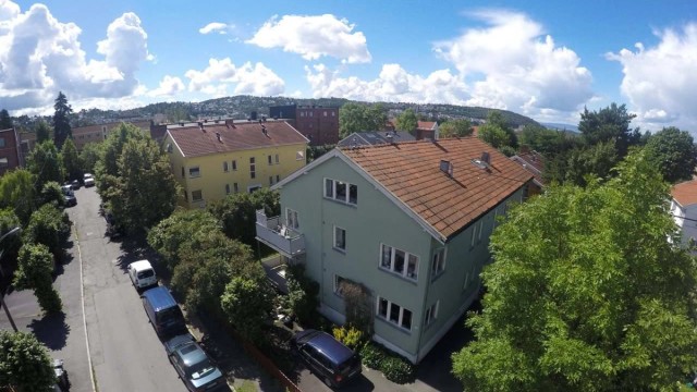 Velkommen til Lensmann Hiorths alle 4!
Småhusperle i "byen": 4-roms hjørneleilighet i 2. etasje med sydøstvendt balkong.