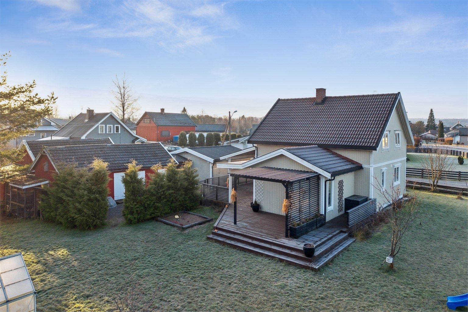 Velkommen til Sløyfa 45! Romslig og godt vedlikeholdt enebolig over tre plan. (Foto: EFKT v/ Pål Godager)