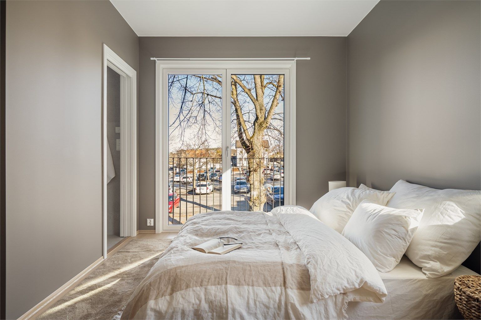 Hovedsoverommet har kvaliteter som fransk balkong og eget bad.