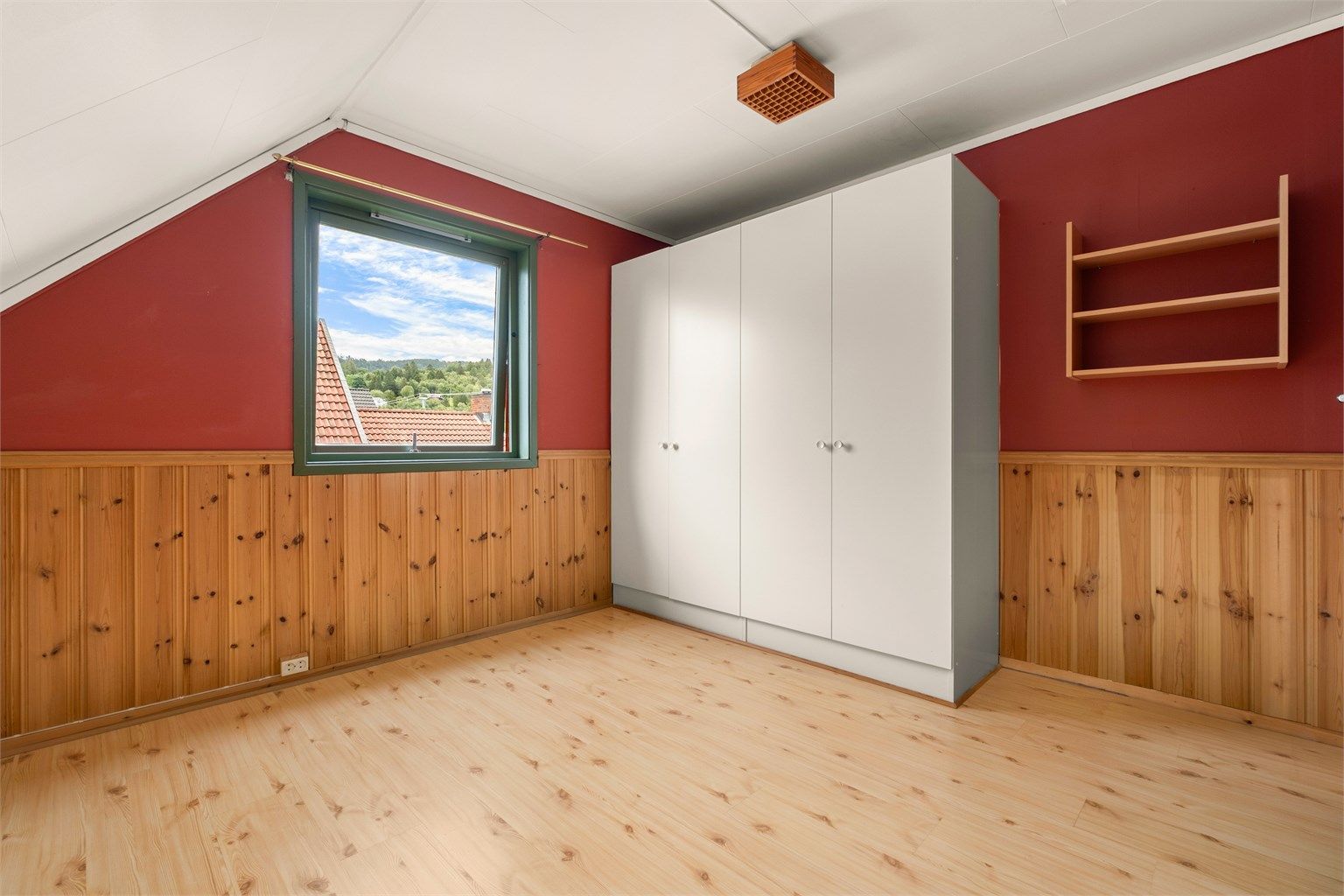 Boligen har tre soverom i loftsetasjen, og dette måler 11 kvm og har plass til garderobe, dobbeltseng av ønsket størrelse og nattbord. 