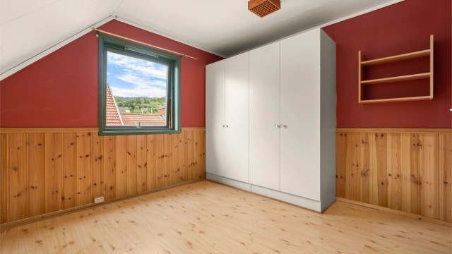 Boligen har tre soverom i loftsetasjen, og dette måler 11 kvm og har plass til garderobe, dobbeltseng av ønsket størrelse og nattbord.
