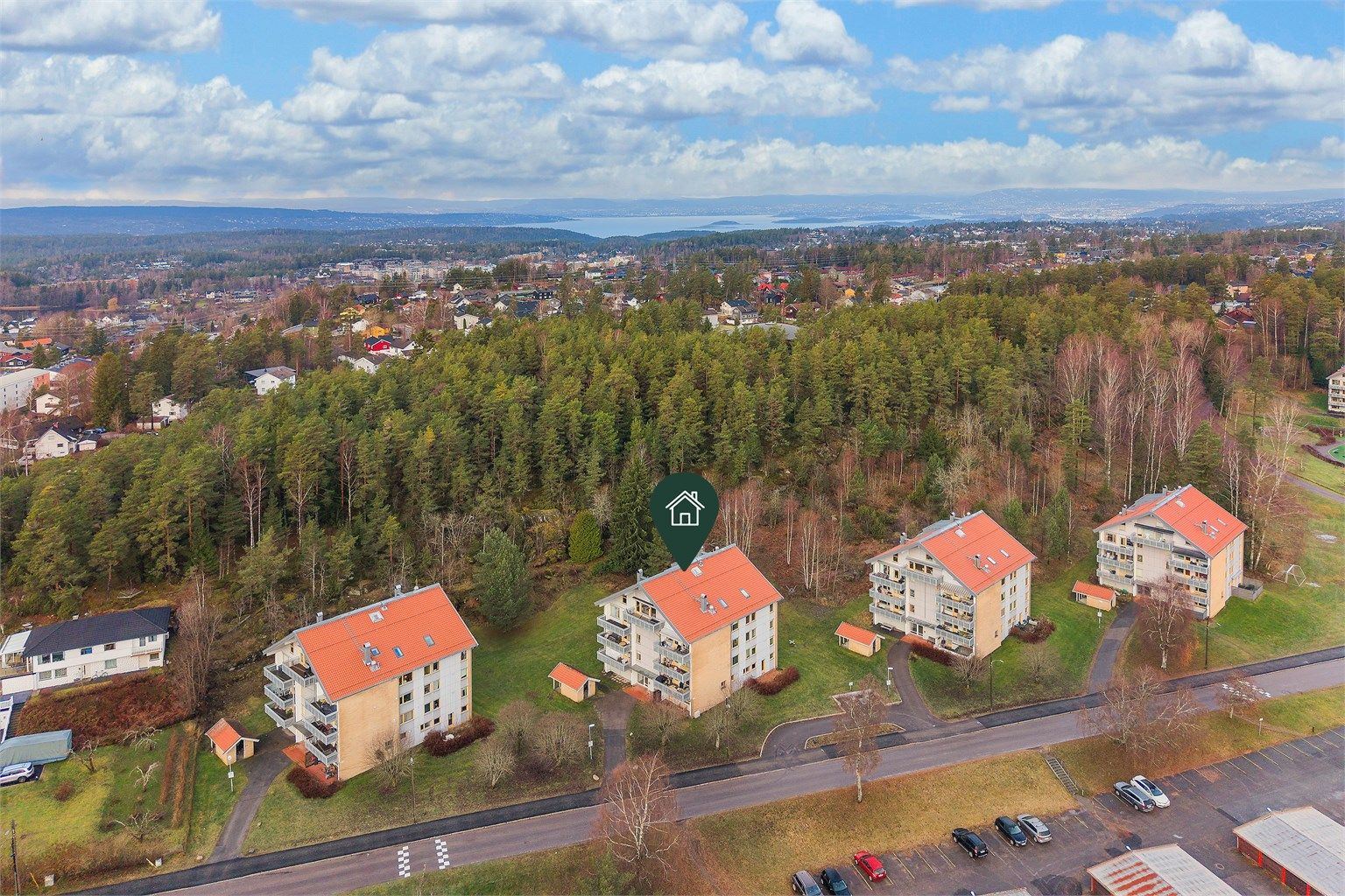 Området er barnevennlig og har flere pent opparbeidende fellesarealer med gressplen, samt lekeplasser