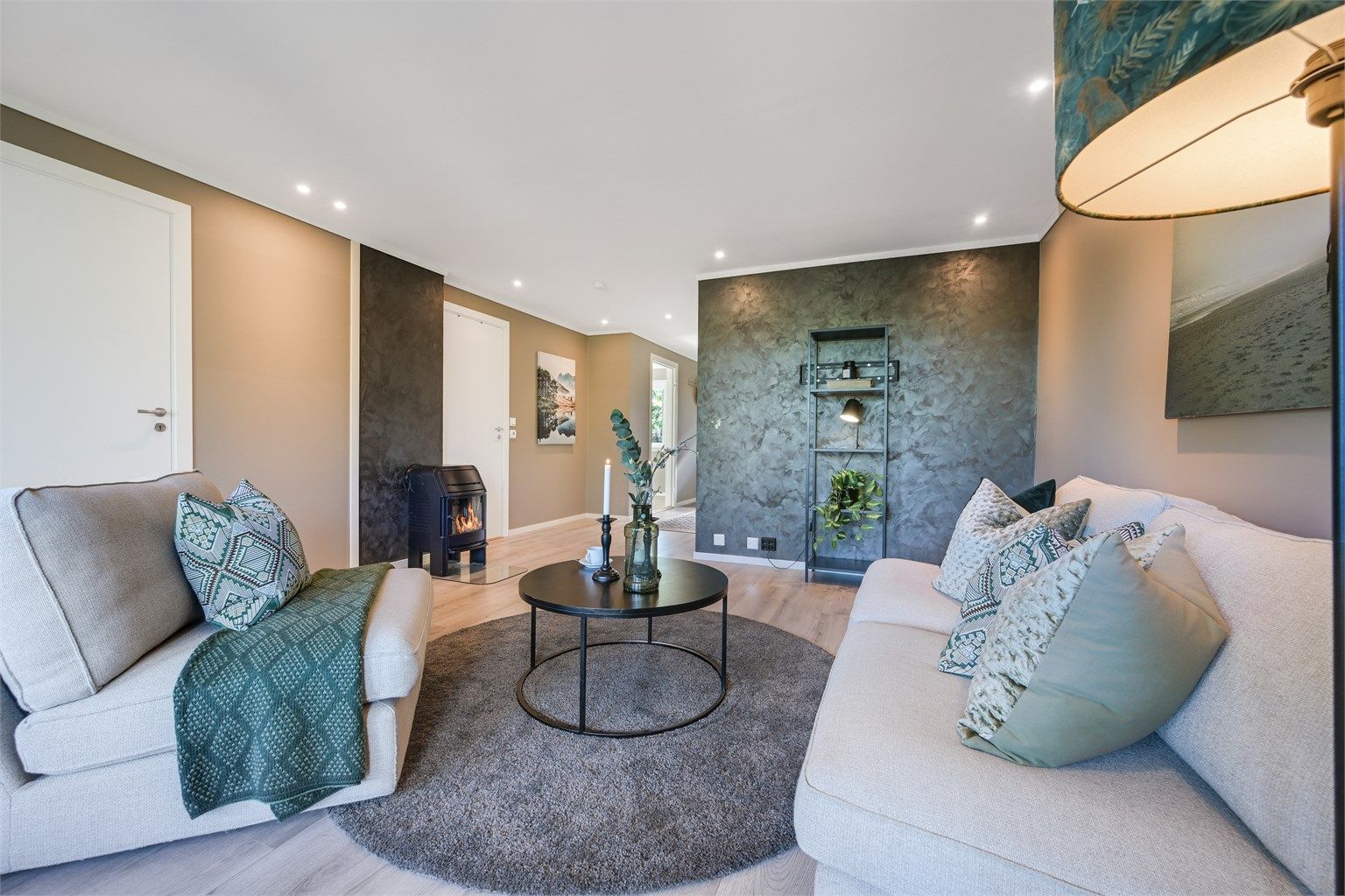 En vedovn i stuen sørger for behagelig varme på de kjølige dagene